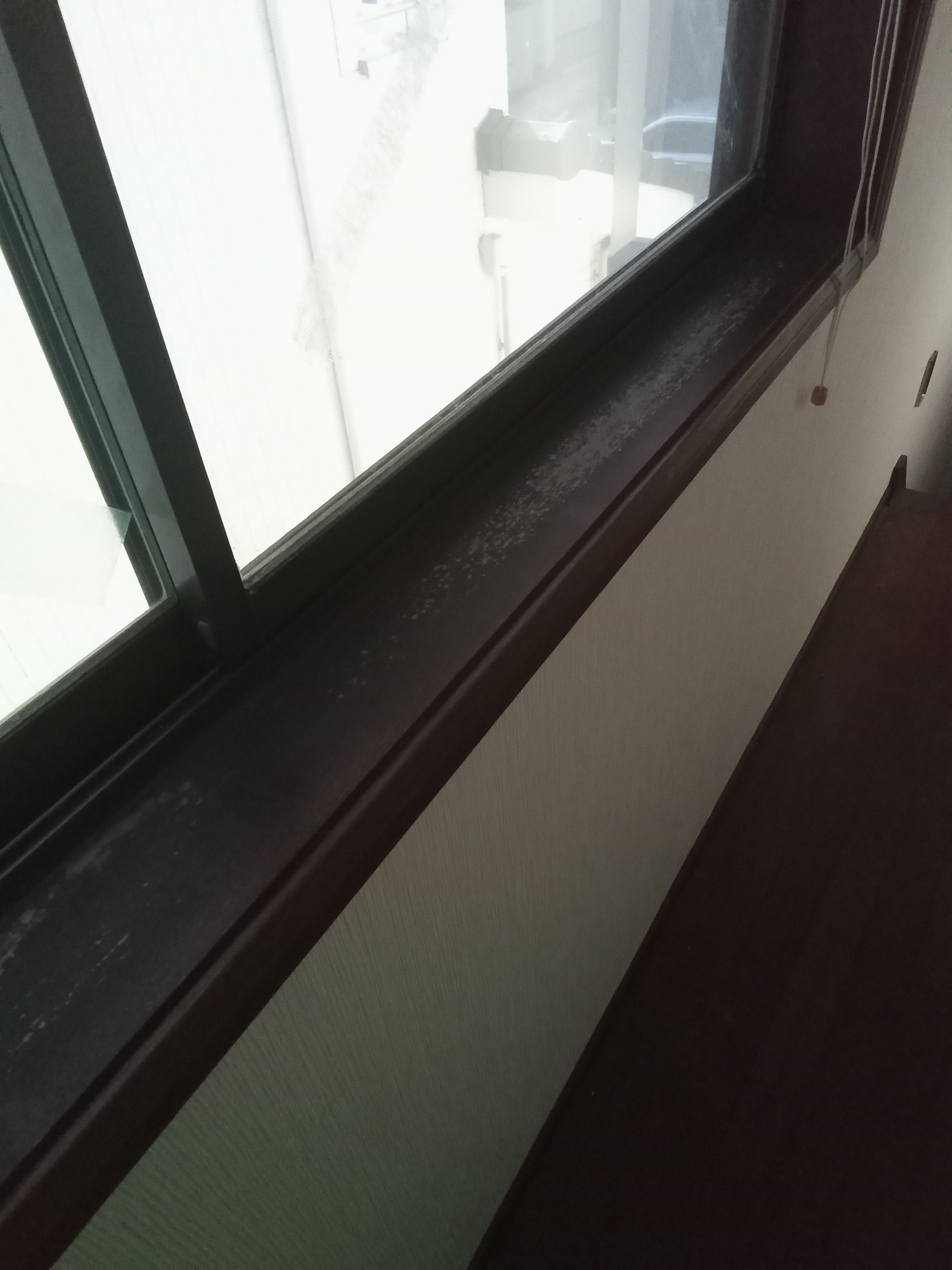 傷んだ窓の木枠、放っておきますか？